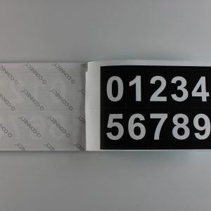 Numerki dowodowe samoprzylepne (21x38mm), zakres 0-9, białe cyfry na czarnym tle, 25 ark