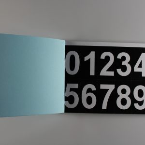 Numerki dowodowe samoprzylepne (25x49mm), zakres 0-9, białe cyfry na czarnym tle, 25 ark